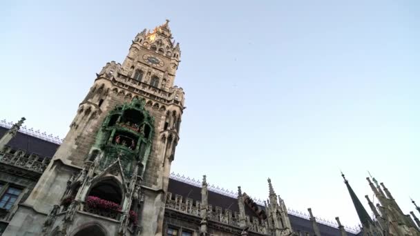 Gimbal realtid bild av New Town Hall på Marienplatz centrum av München. Stadshuset är symboler för staden, Tyskland. — Stockvideo