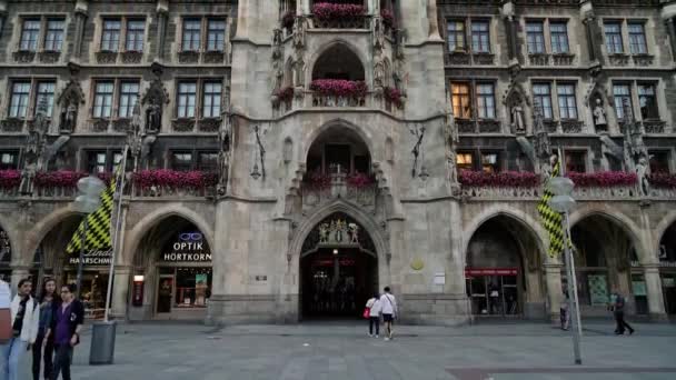 МЮНХЕН, ГЕРМАНИЯ - 10 НОЯБРЯ 2018 года: Gimbal real time shot of facade of New Town Hall on Marienplatz the city centre of Munich. Ратуша является символом города, Германия . — стоковое видео