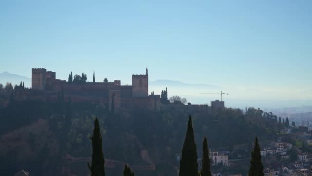 Granada şehrinde akşam saatlerinde kalelerin Gimbal çekimi