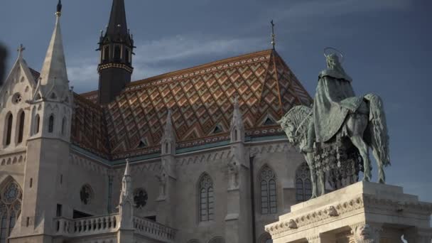 Pan tiro de izquierda a derecha de la Iglesia Matthias bajo el cielo azul brillante en invierno — Vídeos de Stock