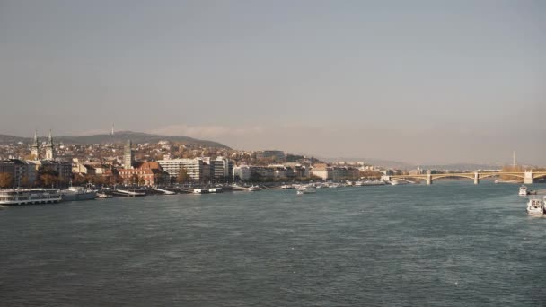 Macaristan Parlamentosu Budapeşte 'nin iki tarafına geniş açılı Gimbal görüntüsü — Stok video