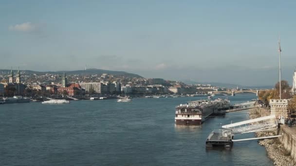 Портативный снимок слева направо от Буды и реки Дунай зимой под голубым серым небом — стоковое видео
