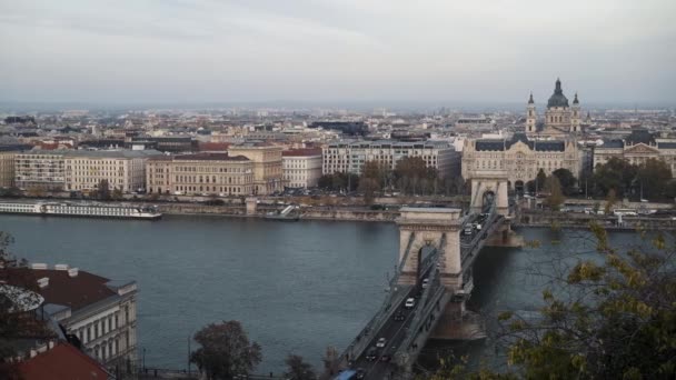 Gimbal pan skott av Chain Bridge med biltrafik och Gresham Palace i Budapest på vintern — Stockvideo