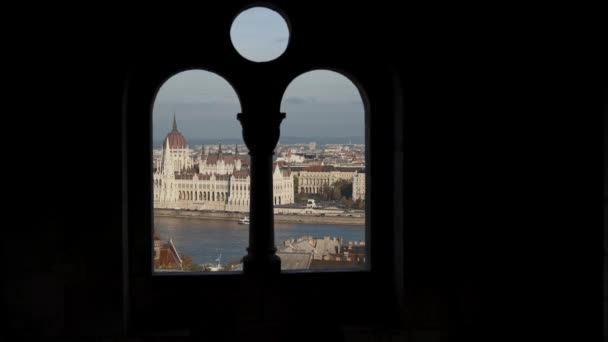 Handhållen bild av fiskarna Bastion med utsikt över parlamentet i Budapest — Stockvideo