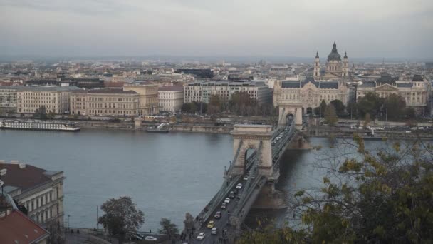 Gimbal záběr Řetězový most a Gresham palác v budapest v zimě — Stock video