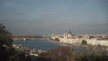 Gri gökyüzü altında Budapeşte 'nin geniş manzaralı Gimbal çekimi