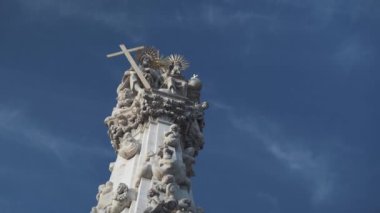 Budapeşte 'de mavi gökyüzünün altında el kamerasıyla çekilmiş Kutsal Üçlemeci heykeli.