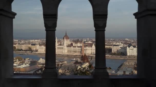 Портативный снимок бастиона рыбаков с видом на парламент в Будапеште — стоковое видео