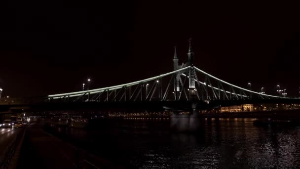 Pan shot left to right of Liberty bridge in Budapest at night time — 비디오