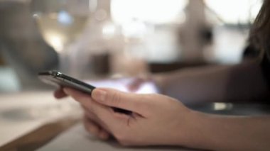 Lokantadaki telefonda yazan kadın ellerini kapat.