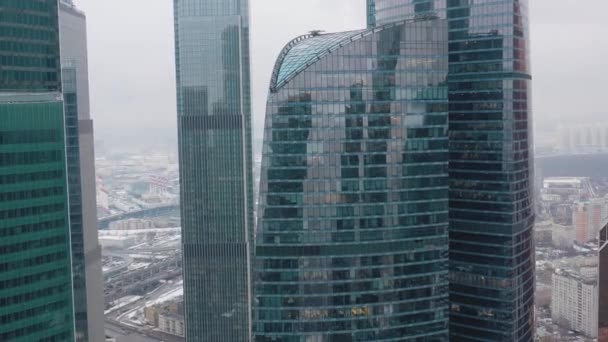 Luchtfoto van wolkenkrabbers in Moskou op bewolkte winterdag — Stockvideo