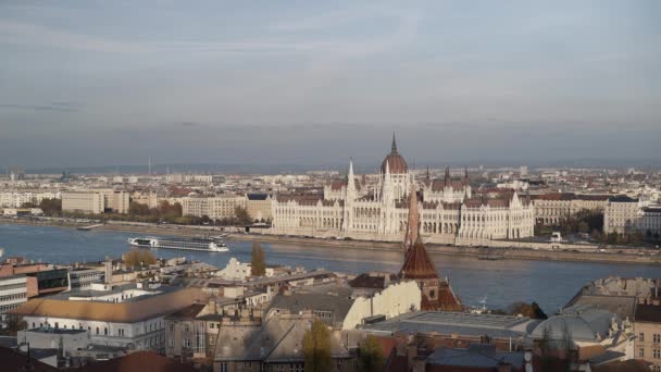 Gimbal shot del Parlamento de Budapest shot desde arriba — Vídeo de stock