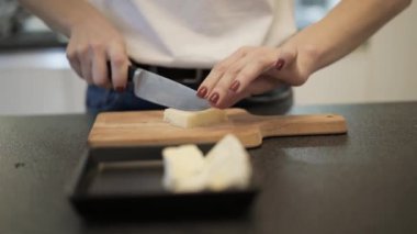 Parmesan peynirini kesen kadın ellerine yakın çekim