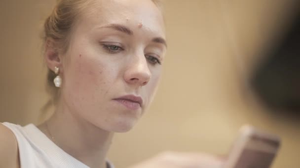 Närbild av kvinnliga blont hår håller en telefon, skriva — Stockvideo