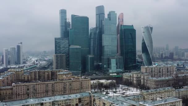 Aerial drone shot of Moscow city rascacielos en día nublado invierno — Vídeo de stock