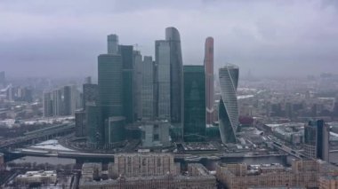 Bulutlu kış gününde Moskova gökdelenlerinin insansız hava aracı görüntüleri.