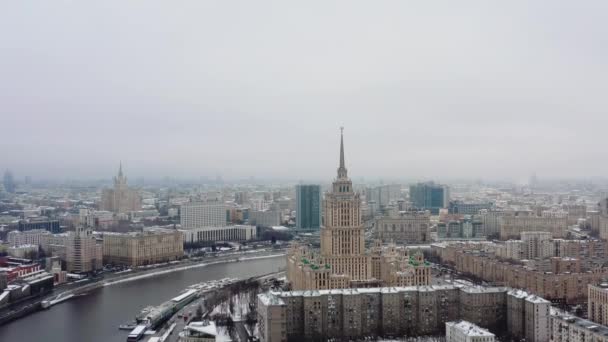 Aerial shot of city center of Moscow, Russia. Drone is hovering over the moskva river at winter time. — ストック動画