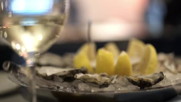 Primer plano micro disparo de ostras en un plato en un restaurante — Vídeos de Stock