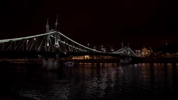 Gimbal shot of Liberty bridge in Budapest at night time — Αρχείο Βίντεο