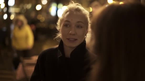 Primer plano de la mujer rubia teniendo una conversación con un amigo en la calle — Vídeos de Stock