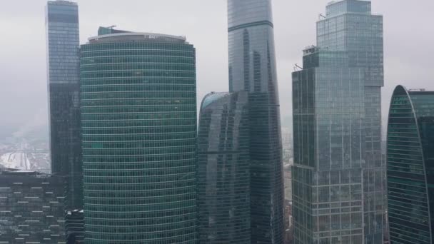 Снимки московских небоскребов с беспилотника в облачный зимний день — стоковое видео