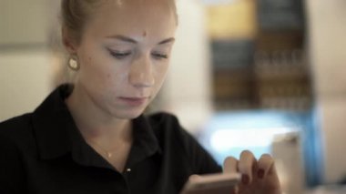 Sarışın bir kadının telefon tutarken, yazarken fotoğrafını çek.