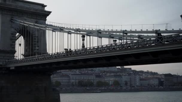 Pan plan médian du pont de la chaîne pendant le coucher du soleil à Budapest — Video