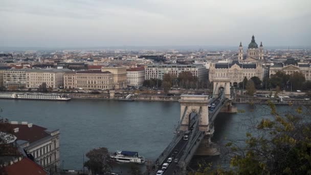 Gimbal pan shot of Chain Bridge autós forgalommal és Gresham Palace Budapesten télen — Stock videók