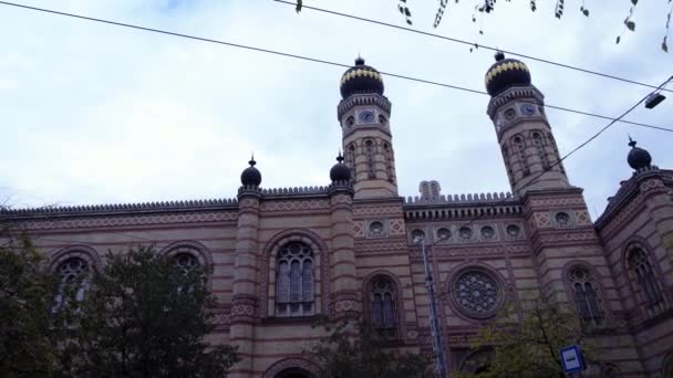 Handheld pan shot left to right of the Dohany Street Synagogue — стокове відео