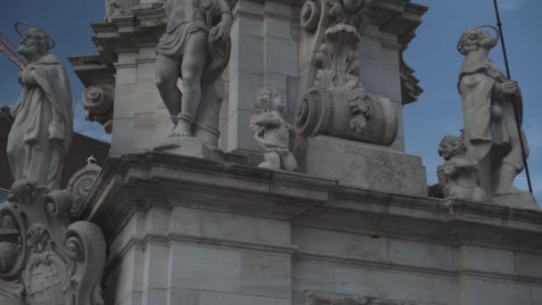 Incline-se tiro da estátua da Santíssima Trindade em Budapeste sob o céu azul — Vídeo de Stock
