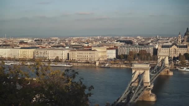 Gimbal pan shot right to left of view on Budapest Chain bridge in winter — Αρχείο Βίντεο