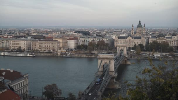 Gimbal Aufnahme der Kettenbrücke mit Autoverkehr und Gresham Palace in Budapest im Winter — Stockvideo