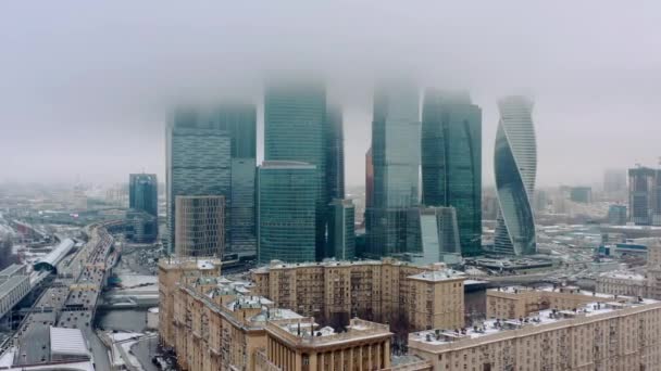 Pesawat tanpa awak menembak gedung pencakar langit di Moskow pada musim dingin yang mendung — Stok Video