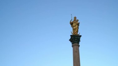 Marian Column 'un Münih, Almanya' daki Marienplatz 'daki gerçek zamanlı çekimi. Gerçek zamanlı çekim..