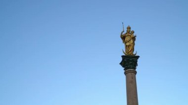 Marian Column 'un Münih, Almanya' daki Marienplatz 'daki gerçek zamanlı çekimi. Gerçek zamanlı çekim..