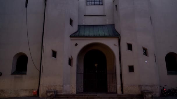 Tilt up real-time shot van de klokkentoren van St. Peters Kerk in de avond tijd, München, Duitsland. — Stockvideo