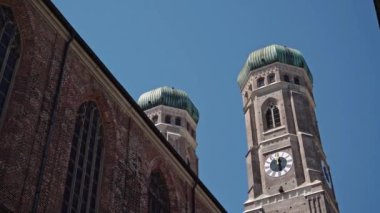 Meryem Ana Kilisesi 'nin gerçek zamanlı çekimleri, Frauenkirche, Münih, Almanya.