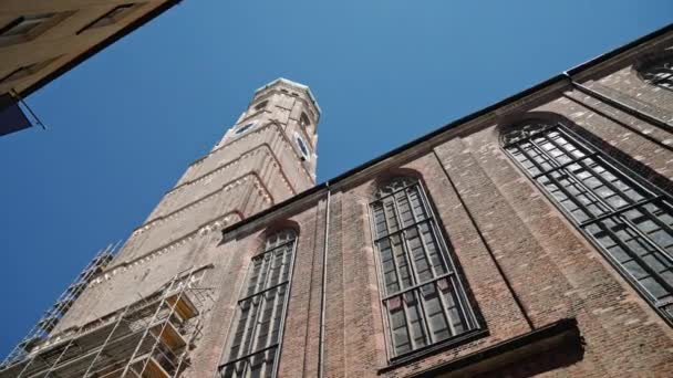 Pan real time shot of the domes of the Church of Our Lady, Frauenkirche, Munich, Germany. — стокове відео