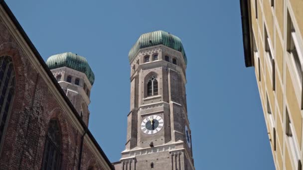 Tilt down real time shot of the domes of the Church of Our Lady, Frauenkirche, Munich, Alemania . — Vídeo de stock
