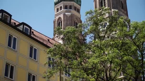 Döntse fel valós idejű felvétel a kupolák a Church of Our Lady, Frauenkirche, München, Németország. — Stock videók