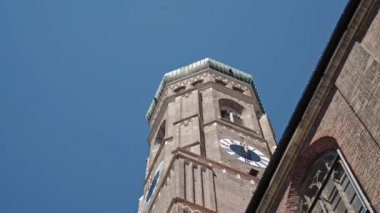 Meryem Ana Kilisesi 'nin gerçek zamanlı çekimleri, Frauenkirche, Münih, Almanya.