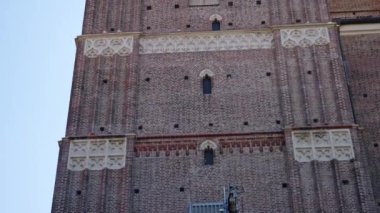 Meryem Ana Kilisesi 'nin kubbelerinin gerçek zamanlı görüntülerini kaldırın, Frauenkirche, Münih, Almanya.