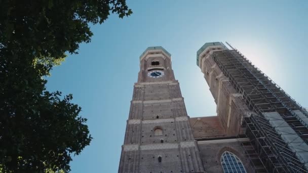 Pan real time shot van de koepels van de Onze-Lieve-Vrouwekerk, Frauenkirche, München, Duitsland. — Stockvideo