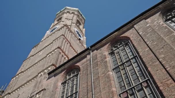 Gimbal disparo en tiempo real caminando a lo largo de las cúpulas de la Iglesia de Nuestra Señora, Frauenkirche, Munich, Alemania . — Vídeo de stock