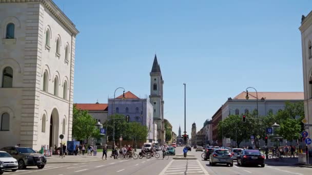 MUNICH, GERMANY - JUNE 25, 2019: Pan shot of traffic from Victory Triumphal Arch of the Bavarian Army toward Feldherrnhalle at day time, Munich, Germany. Traffic in Munich nearby Victory Arch. — Stock Video
