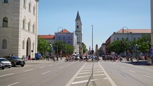 德国慕尼黑- 2019年6月25日：德国慕尼黑，巴伐利亚军胜利胜利胜利胜利拱门（英语：Victory Triumphal Arch of the Bavarian Army）向费尔德赫恩哈尔（Feldherrnhalle）开火。慕尼黑附近胜利拱门附近的交通. — 图库视频影像