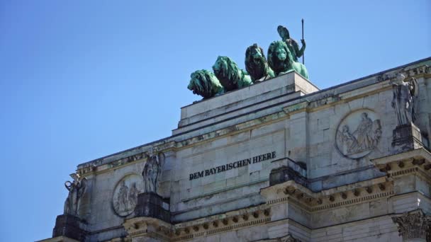 Pan közelkép Victory Triumphal Arch of the Bajor Sereg nappal, München, Németország. — Stock videók
