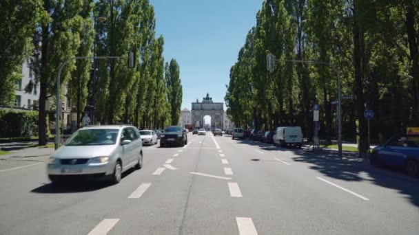 München, Duitsland - 25 juni 2019: Pan of Victory Triumphal Arch van het Beierse leger overdag, München, Duitsland. Verkeer in München in de buurt Victory Arch. — Stockvideo