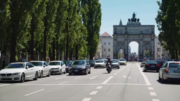 München, Tyskland - 25 juni 2019: Pan of Victory Triumphal Arch of the Bayern Army at day time, München, Tyskland. Trafik i München i närheten Victory Arch. — Stockvideo