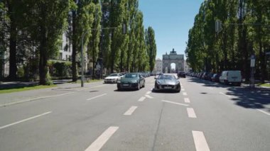 Münih, Almanya - 25 Haziran 2019: Bavyera Ordusu Zafer Kemeri, Münih, Almanya. Zafer Kemeri yakınlarındaki Münih 'te trafik.